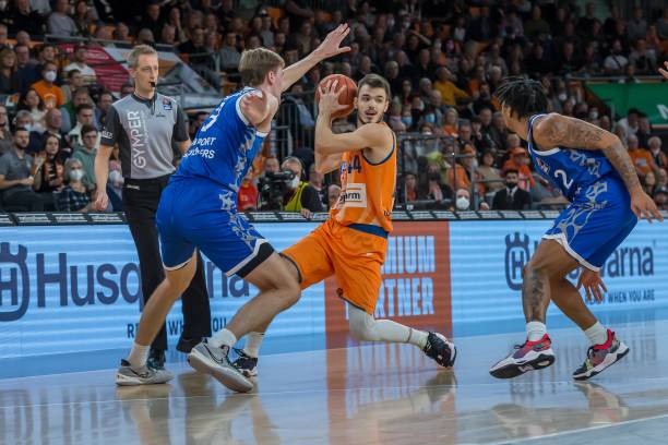 转会市场的 转会市场的