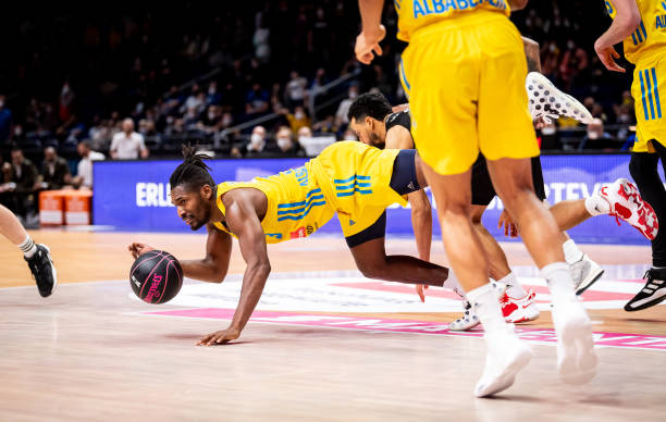 夸梅：我和乔科都合作过 若我说詹姆斯是GOAT我的频道肯定流量第1（夸梅直言：与乔丹科比皆合作过，若把詹姆斯封为GOAT，我的频道流量必登顶）