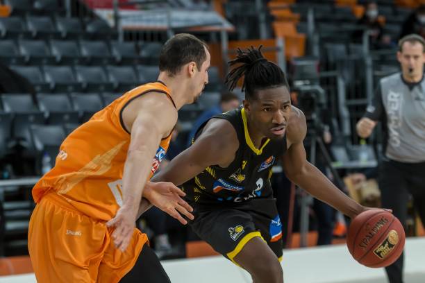 足球鞋选择攻略（如何挑选适合你的足球鞋）