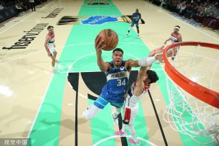 顶梁柱！萨姆纳投篮20中10，得到33分13板9助.