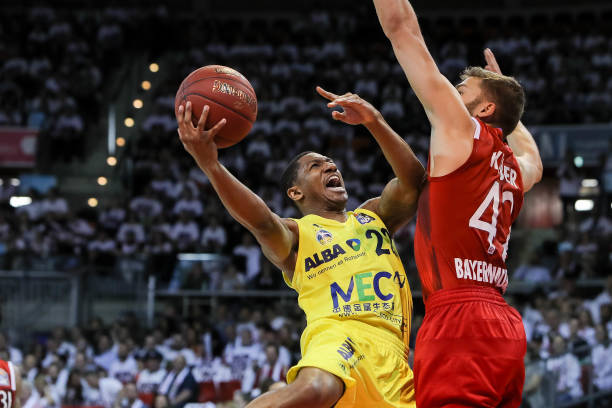 阿尔特塔的双线攻势：阿森纳在英超与欧冠的完美演绎（阿尔特塔双线发力：阿森纳在英超与欧冠尽显风采）